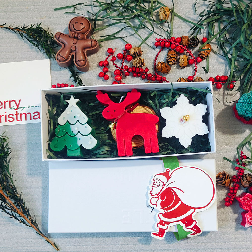 Creative Christmas Scented Candle Set – Gingerbread Man, Snowflake & Tree Design with Wooden Tray | Holiday Home Decor & Gift Idea